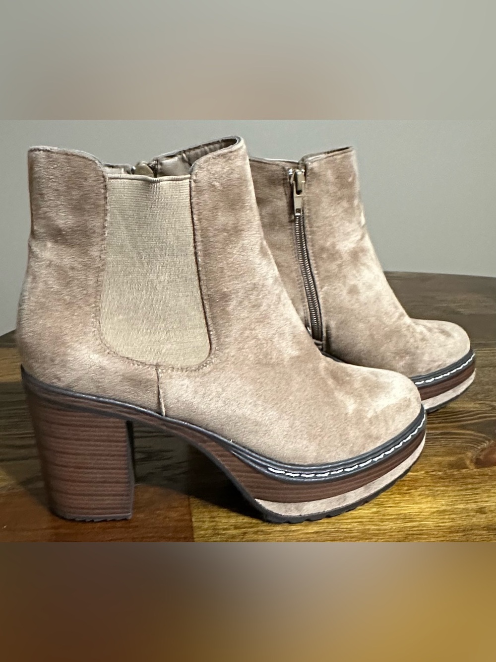 Pierre Dumas Women's Tan Suede Platform Ankle Boots. new without box - Picture 2 of 6